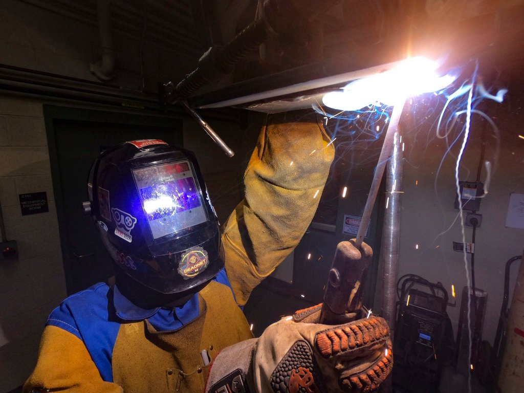 Equipo técnico de C&C Aranda trabajando en la fabricación de una carrocería para camión