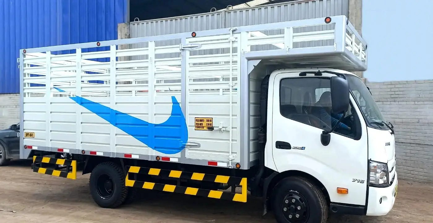 Baranda semicerrada fabricada por C&C Aranda